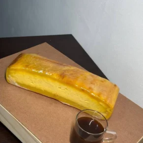 Bolo barra branca tira 700g artesanal com xícara de café Delícias Vó Dulce