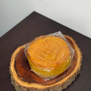 Bolo barra branca redondo 700g artesanal embalado sobre tábua rústica Delícias da Vó Dulce